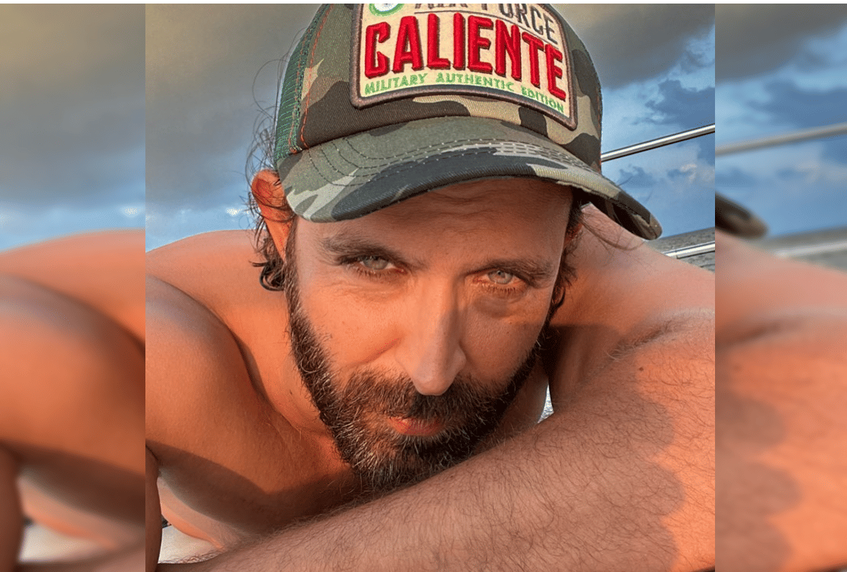 Hrithik Roshan shares shirtless selfie on the occasion of New Year