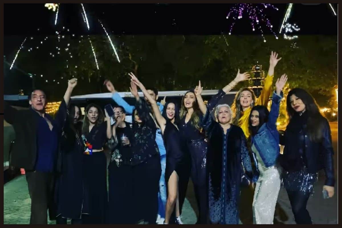 Salman Khan celebrates New Year 2022 with Sangeeta Bijlani Iulia Vantur see pics