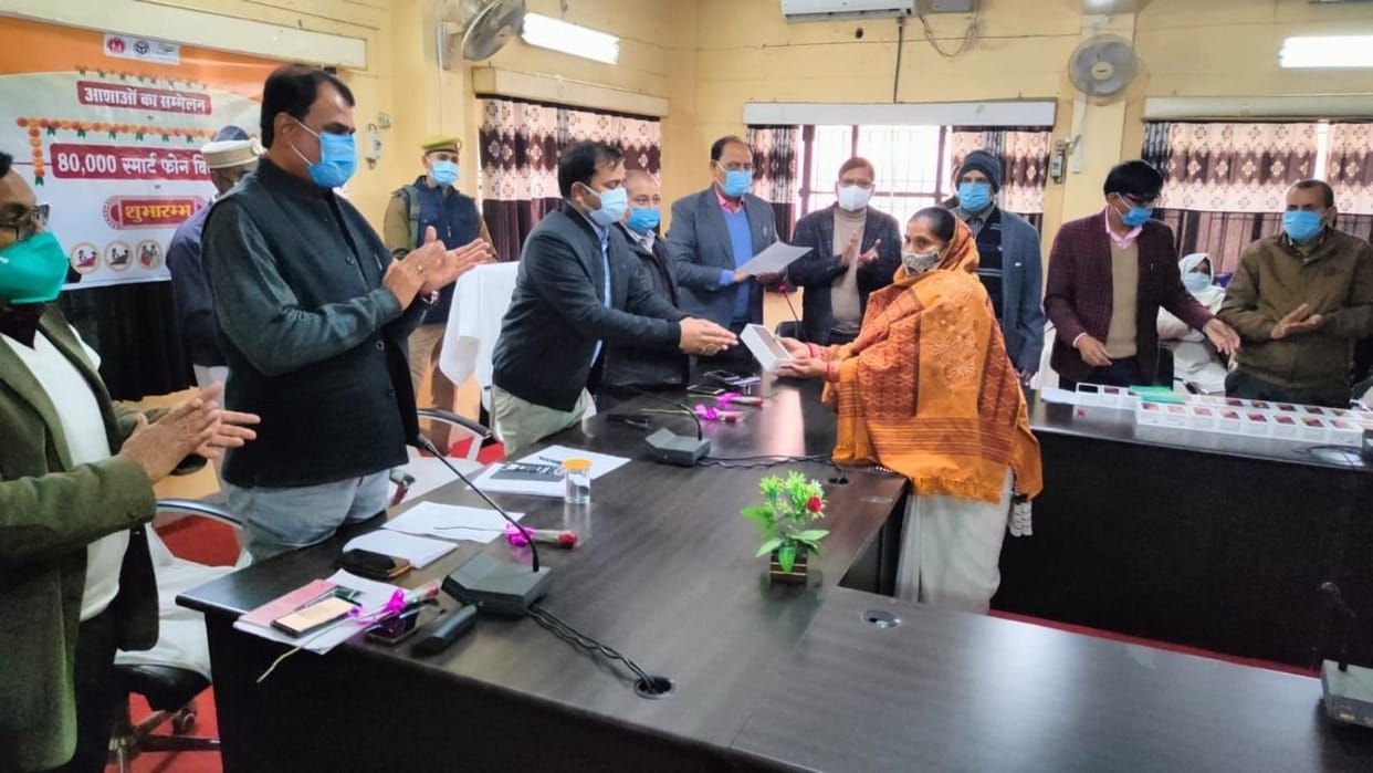 Hathras: Asha will now send information through smartphone