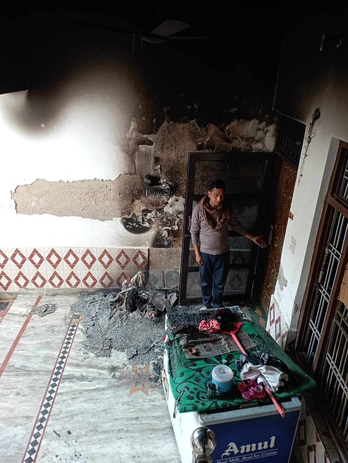 Fire broke out in the house after throwing a string of firecrackers on New Year's night
