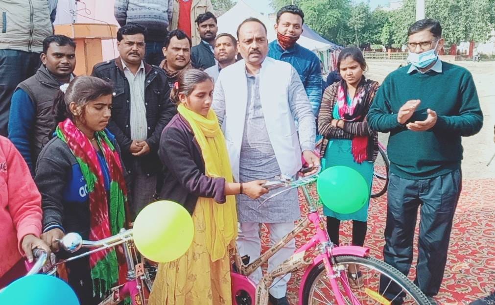 150 daughters got cycles, 21 Asha got smartphones