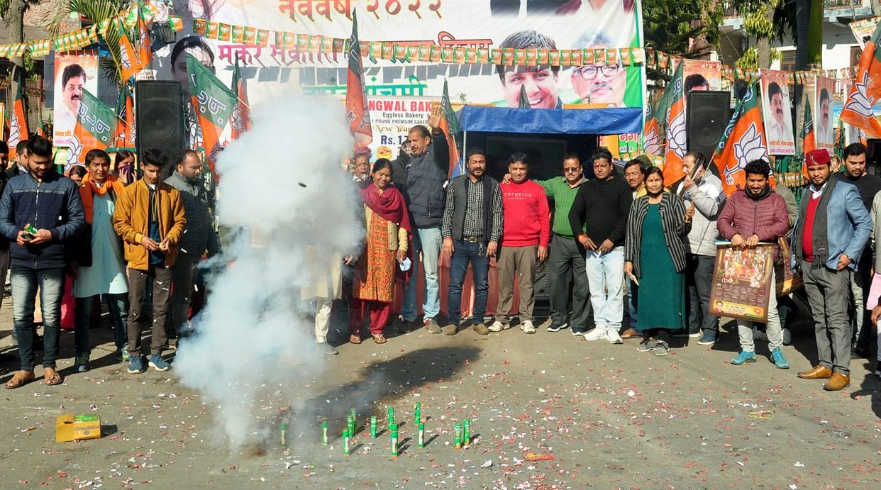 Sweets distributed after Srinagar got the status of Municipal Corporation
