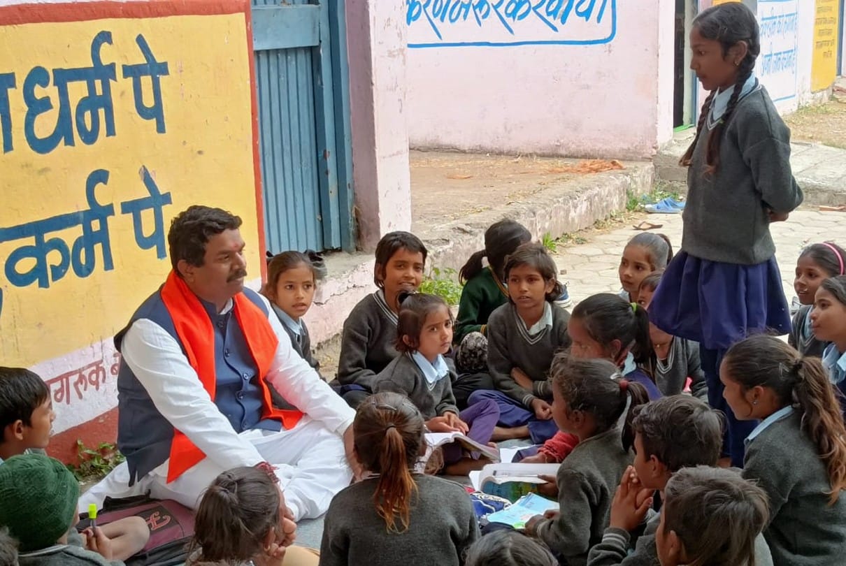 Dewas: The MP reached the school after getting down from the car, sat among the children on the ground and listened to the count-mountain... said - I will also sweep the broom and you will also clean the ground together...