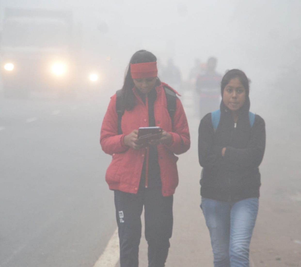 Northwest wind increased the chill, fog remained throughout the day in kanpur dehat