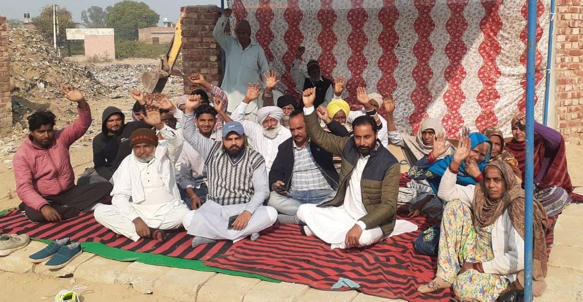 The dharna of the ward residents continued for the third day for the closure of the MRF center built in the residential area.
