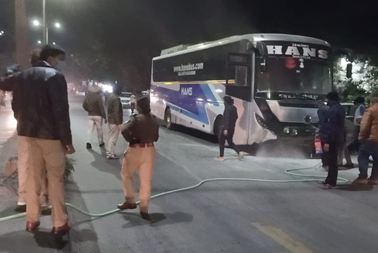 Indore: Fire broke out in a moving bus, panicked passengers kept trying to get out.