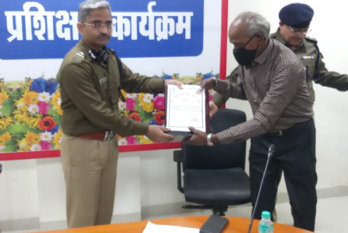 Bhopal: Emotional farewell to 10 officers/employees who have been serving in the police for a long time, the commissioner gave best wishes
