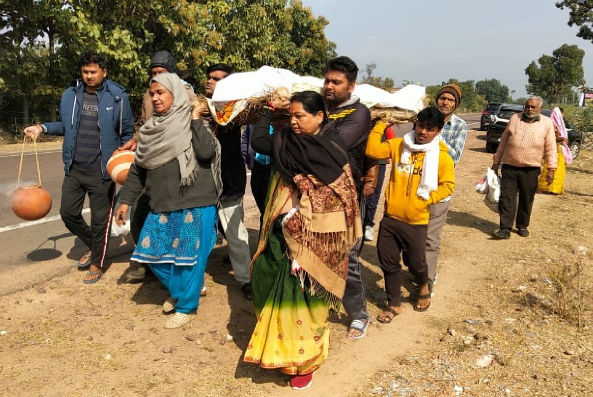 Played Humanity: In Chhatarpur, Muslim woman gave shoulder to the old man's carnival, other woman was bearing the cost of all the rituals