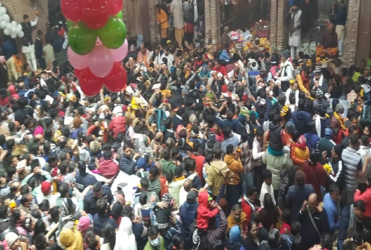 Huge crowd of devotees gathered in the temples of Mathura and Vrindavan on the new year 2022