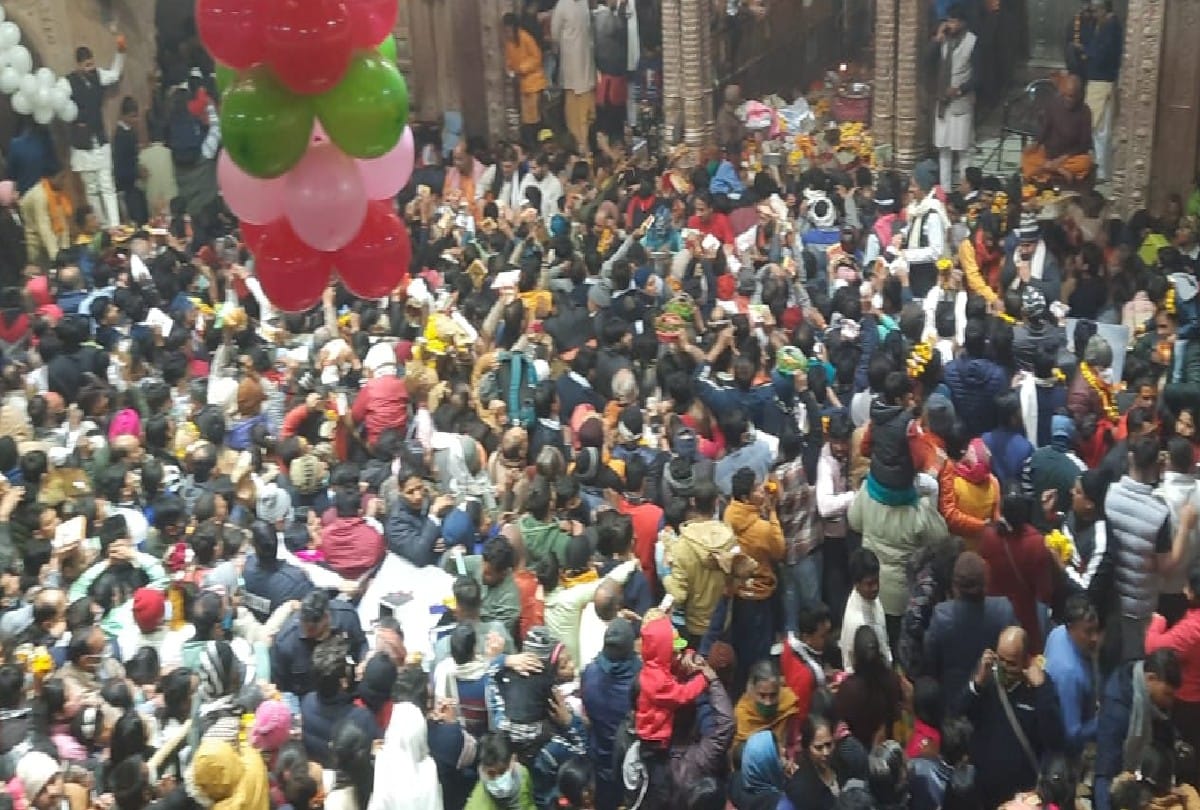 Huge crowd of devotees gathered in the temples of Mathura and Vrindavan on the new year 2022