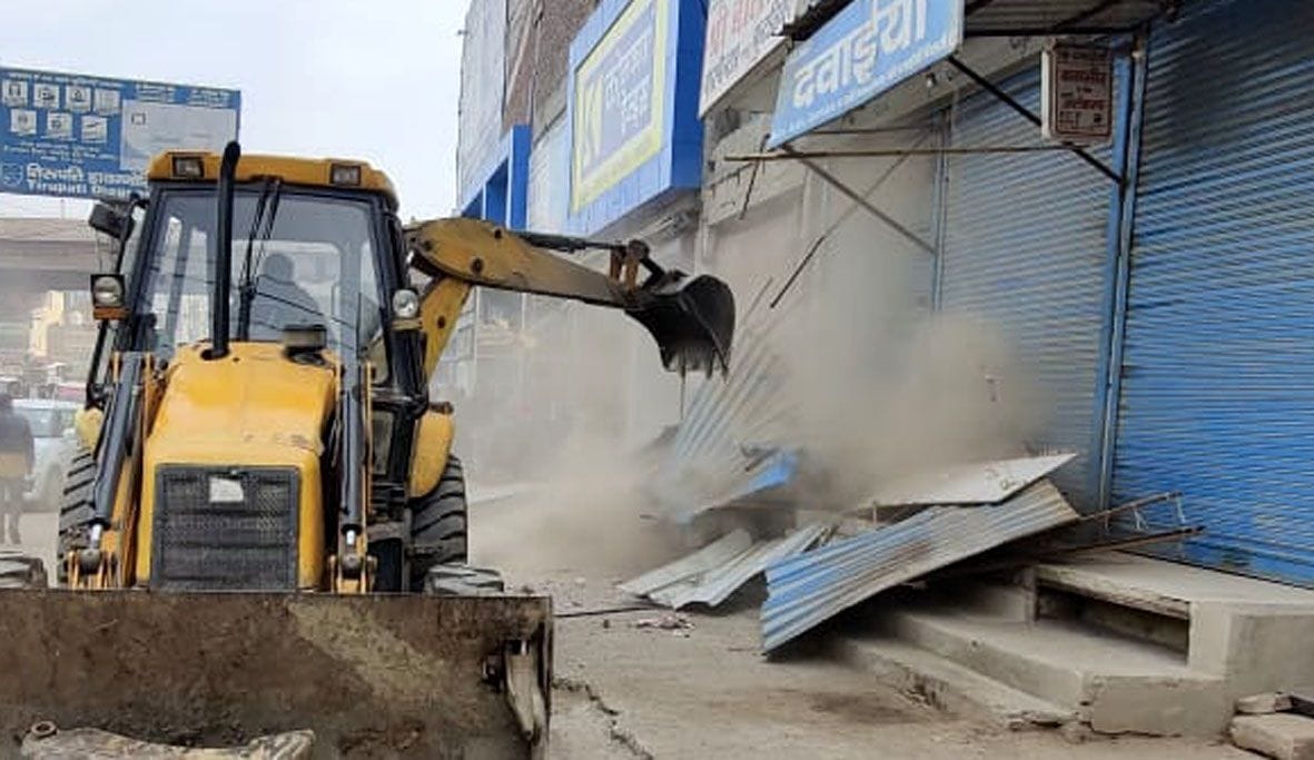 Administration broke tin sheds of 100 shops, campaign to remove encroachment from bus stand on National Highway to Jawahar Nagar Camp