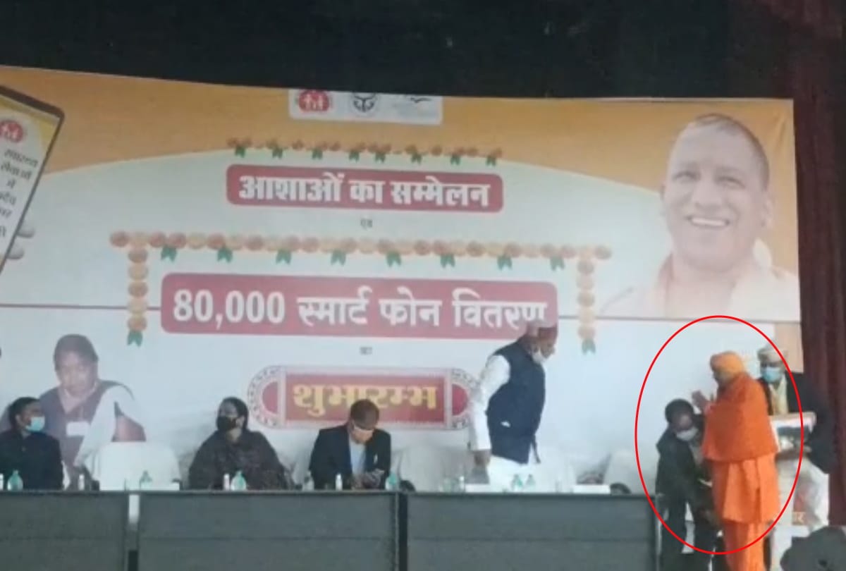 Siddharthnagar CMO Dr. AK Singh touching feet of MLA Shyamdhani Rahi Video viral