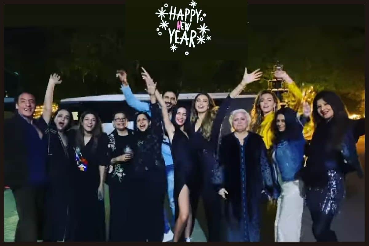 Salman Khan celebrates New Year 2022 with Sangeeta Bijlani Iulia Vantur see pics