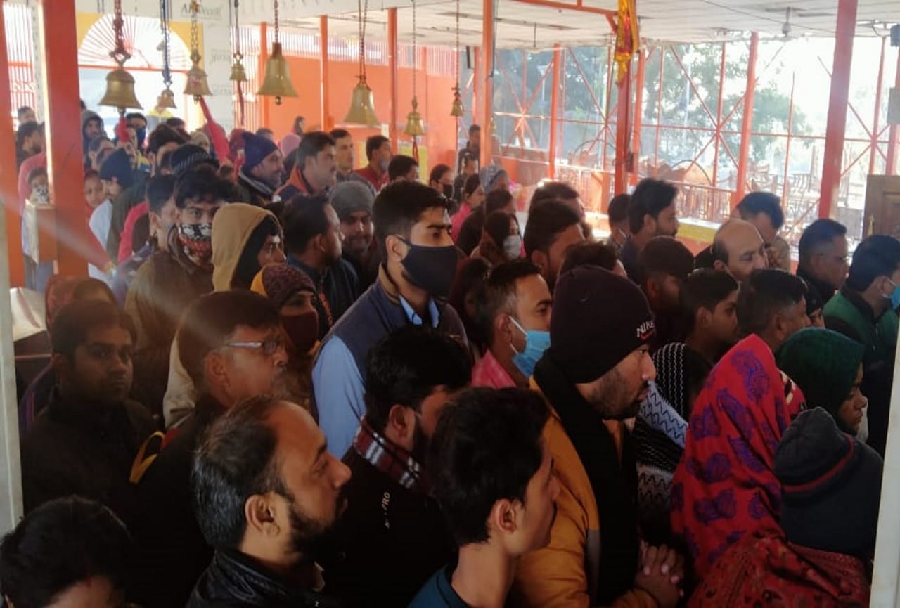 uttarakhand news: Lessons not taken from Vaishno Devi accident, huge crowd gathered in temples on new year first day, see photos