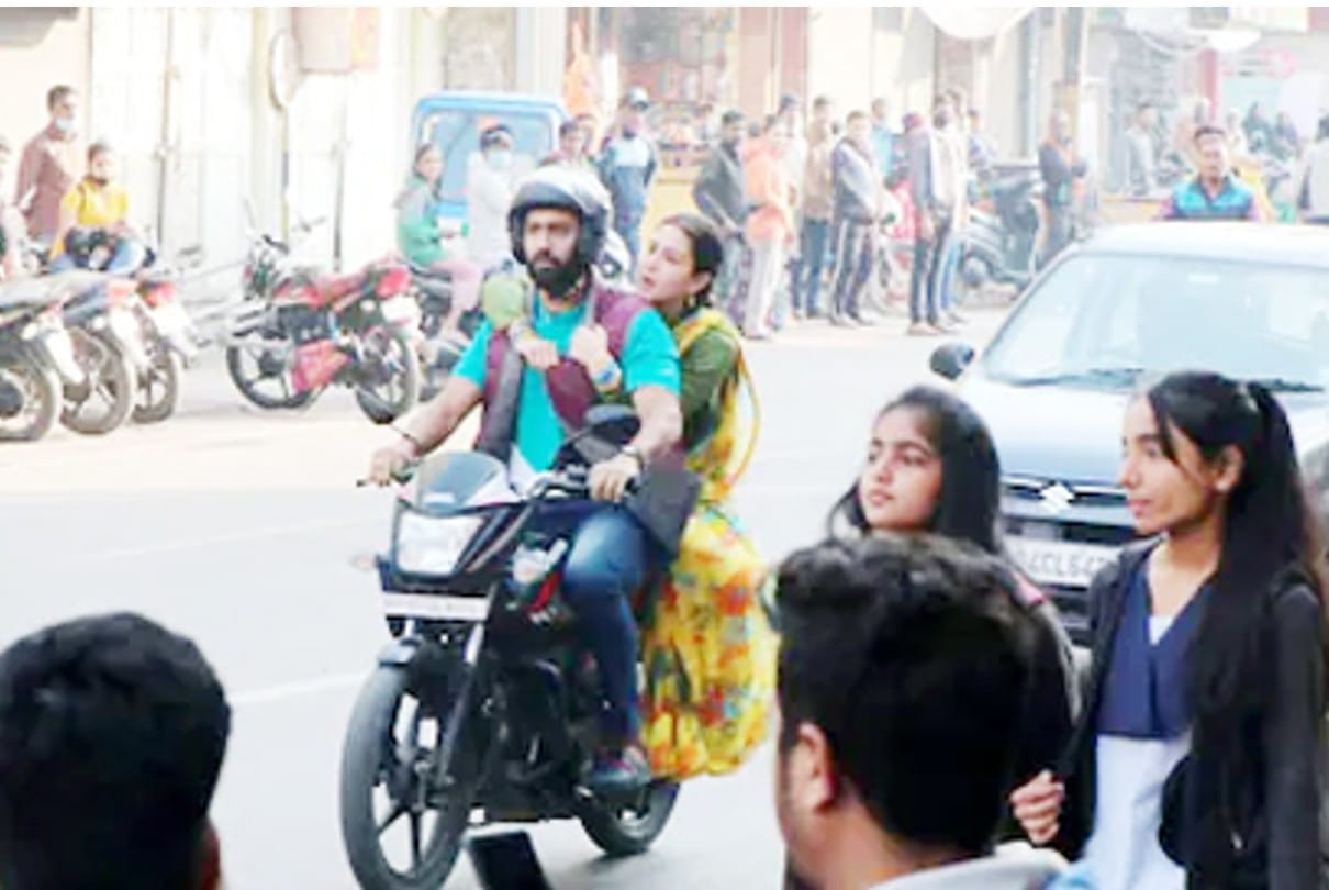Indore: Vicky Kaushal's number turned out to be fake, the owner of the original number complained about the bike on which Sara Ali Khan was traveling