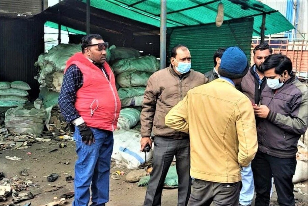 Indore: Throwing garbage in the drain was costly ... the waste carried till the thrower, had to pay a fine of two thousand