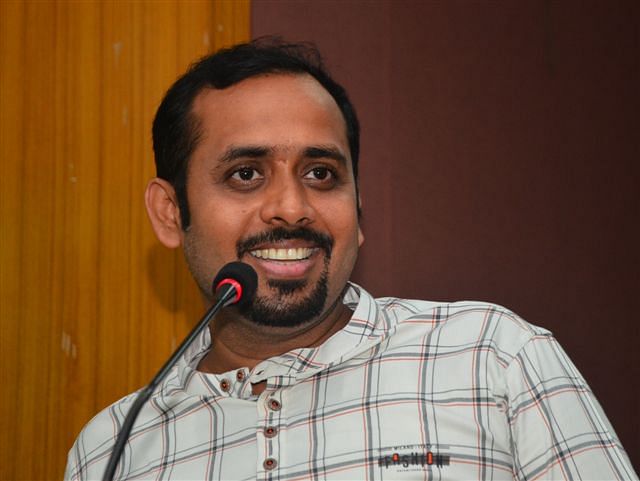 Pankaj Prasoon Poem Aaj Jab Rishton Ko Bikhrte Dekhta Hun - Amar Ujala  Kavya - पंकज प्रसून की कविता:आज जब रिश्तों को बिखरते देखता हूँ