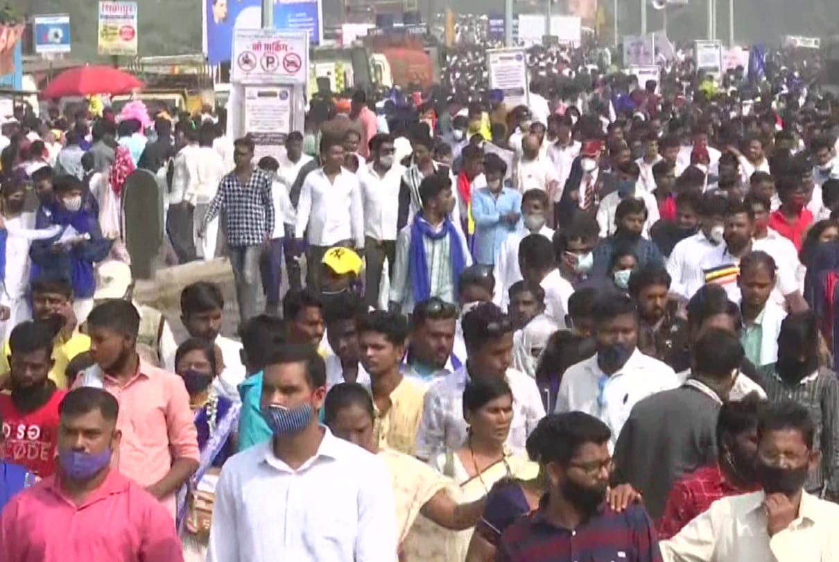 Koregaon Bhima War: On 204th birth anniversary lakhs People paid tribute to   Jaystambh people were seen violating Corona protocol
