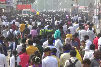 Koregaon Bhima War: On 204th birth anniversary lakhs People paid tribute to   Jaystambh people were seen violating Corona protocol