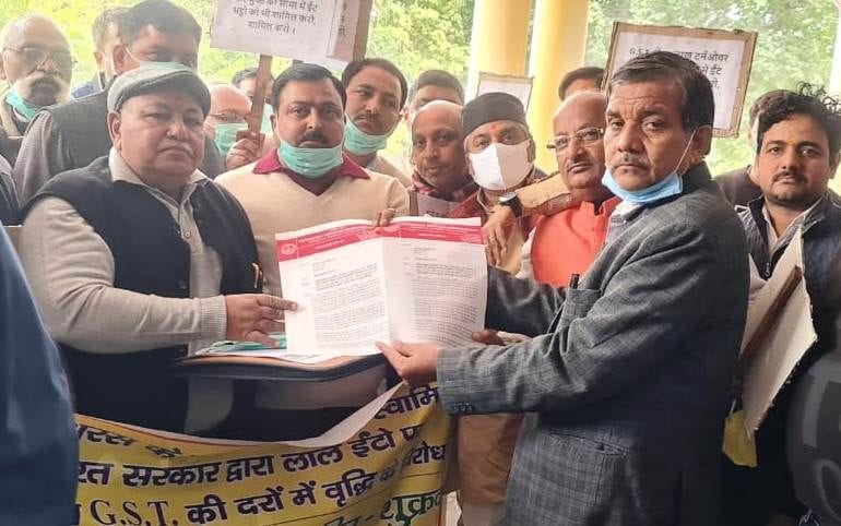 Hathras: Kiln traders protest against increase in tax on bricks