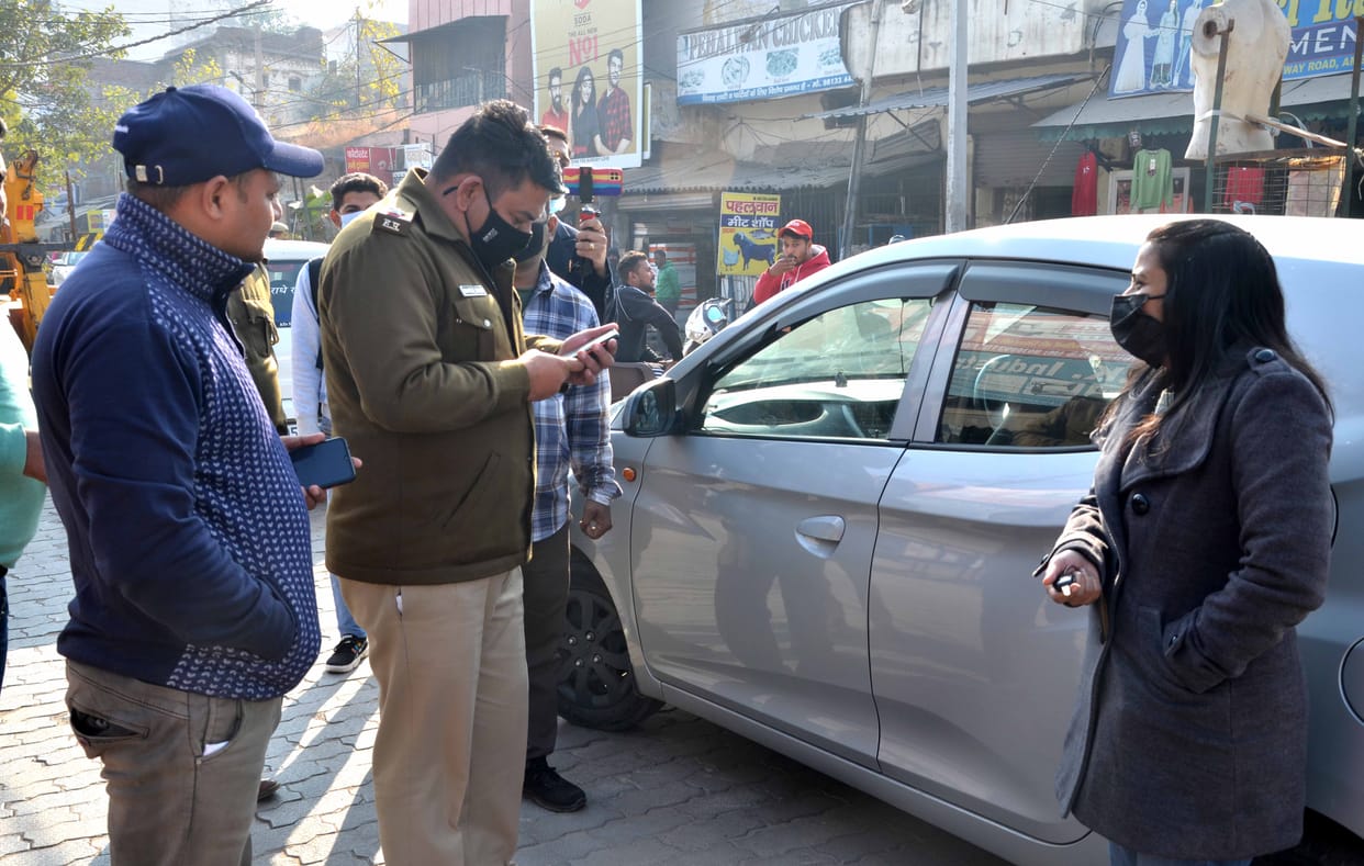 Hearing of shopkeepers, police removed illegal parking