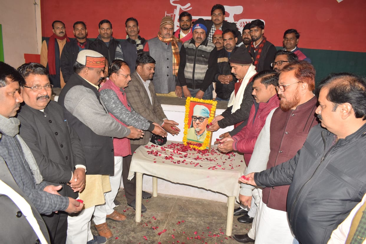 SP workers celebrated the death anniversary of Deshbandhu Rajnarayan