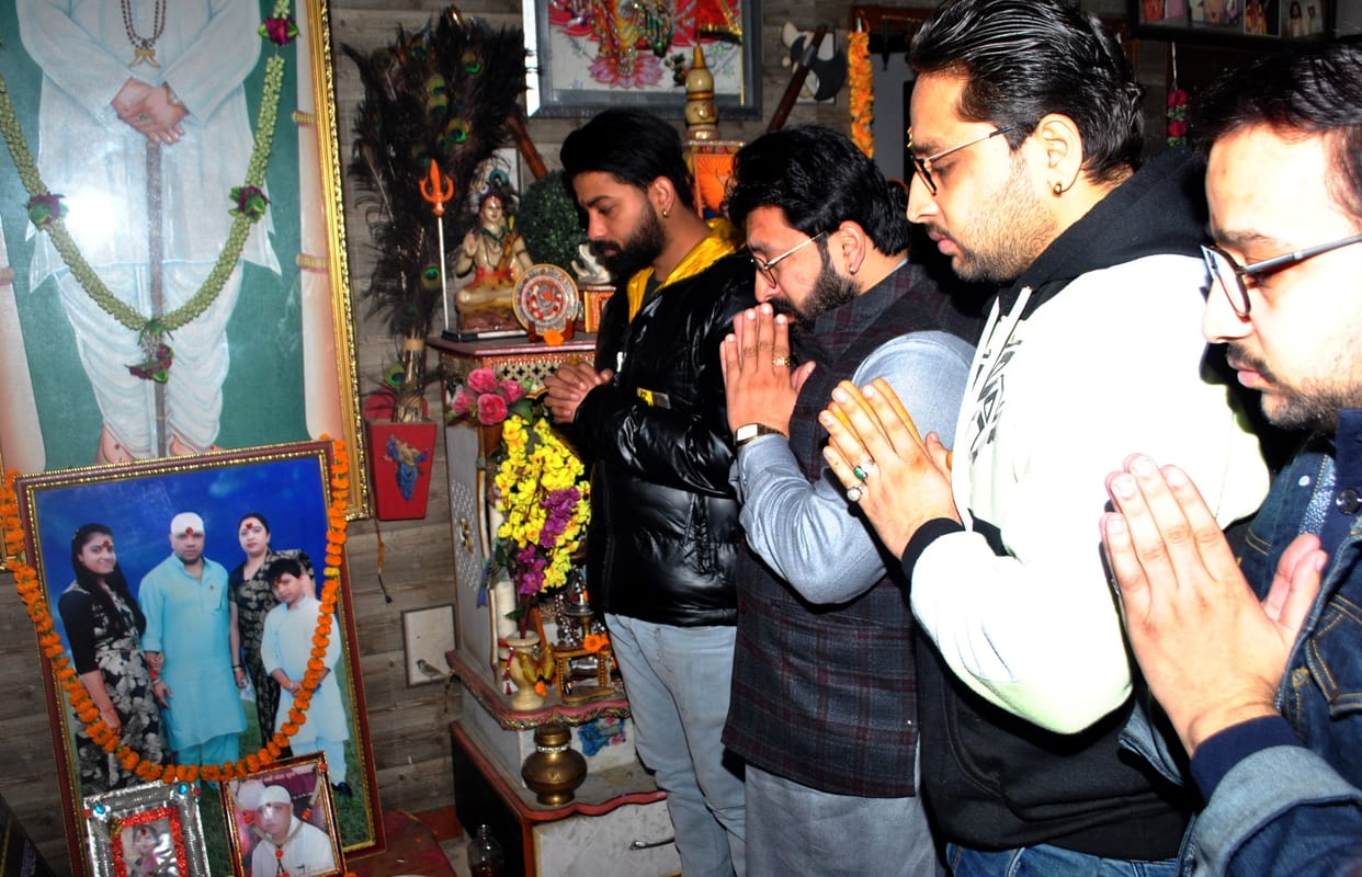 Tribute paid to Bhajan singer Ajay Pathak family
