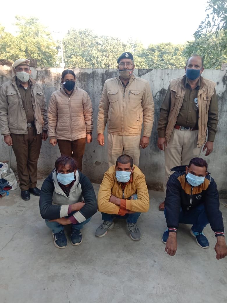 3 accused arrested for snatching mobile and cash