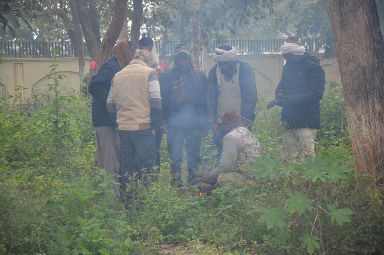 Chills increased due to icy wind, people shivering due to cold