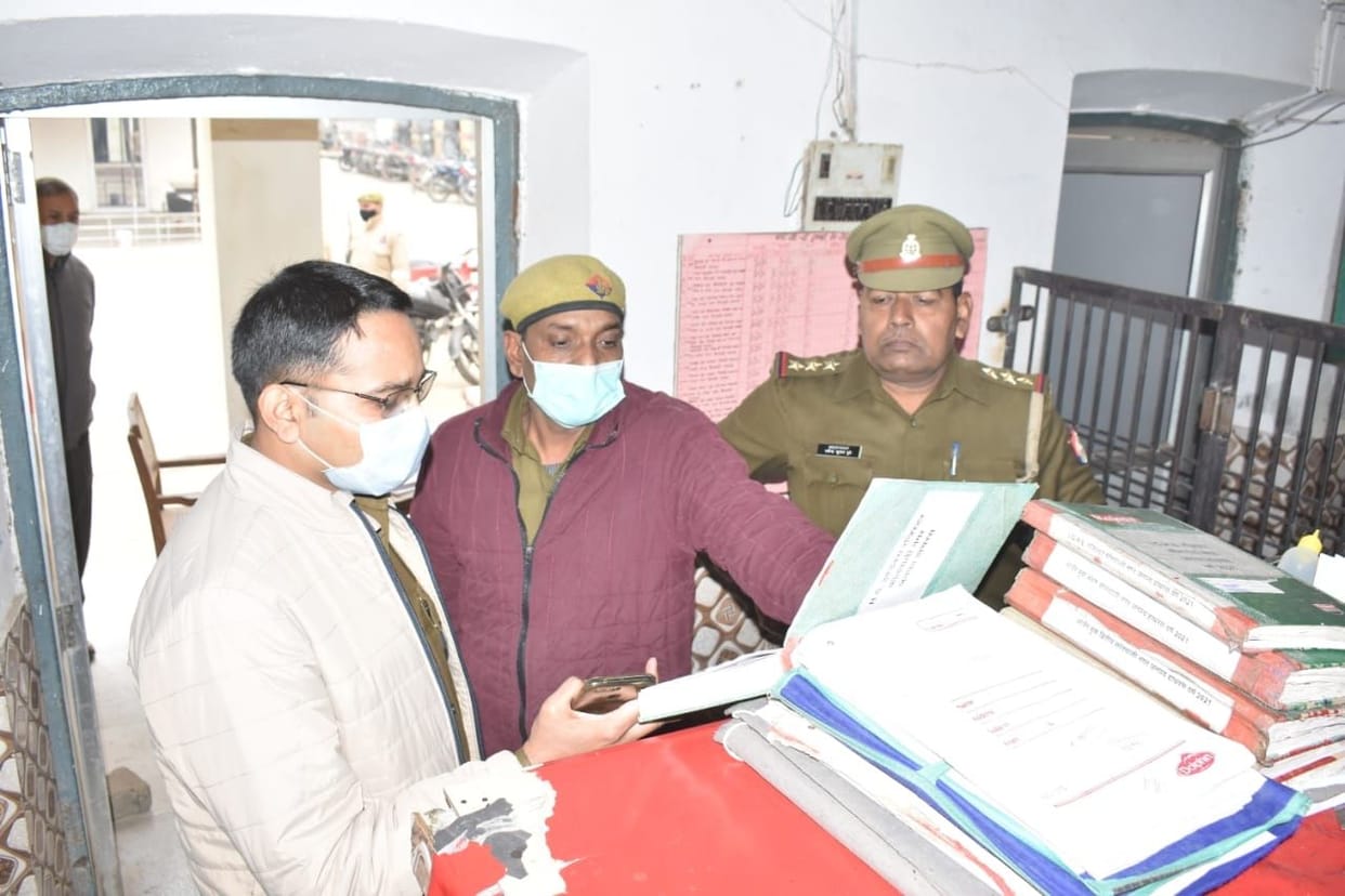 Hathras: In Kotwali Sadar, the SP took stock of the preparations for the elections