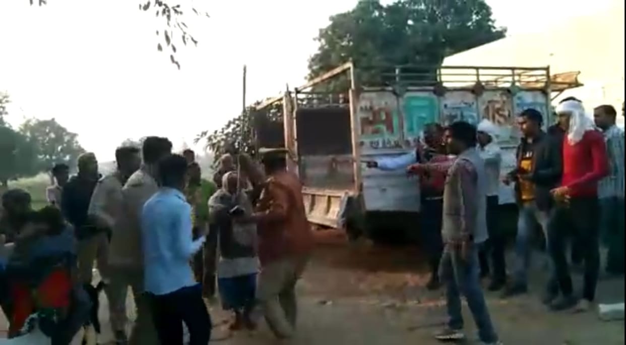 Stone pelted in front of SDM, beat up Inspector and Pradhan