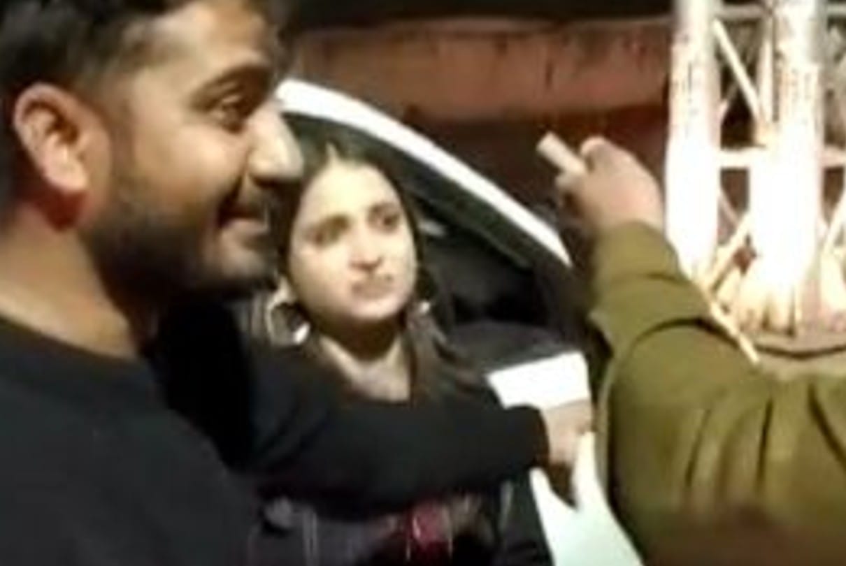 Indore: When the drunken youth was stopped by the police, he said - My friend has passed the PSC exam, so went to the party, kept pleading with the police with folded hands...