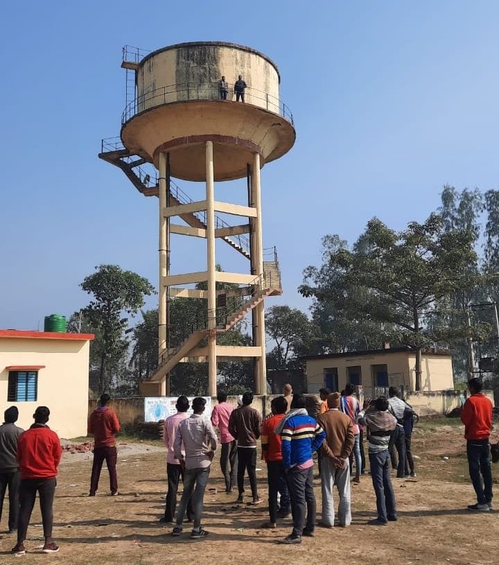 Villagers mounted on overhead tank, jammed