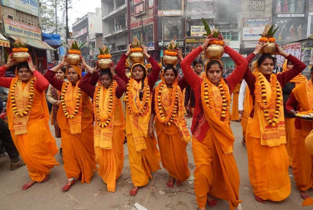 108 Kundiya Yagya is being conducted by Gayatri family Kalash Yatra taken out with drums and drums in ballia