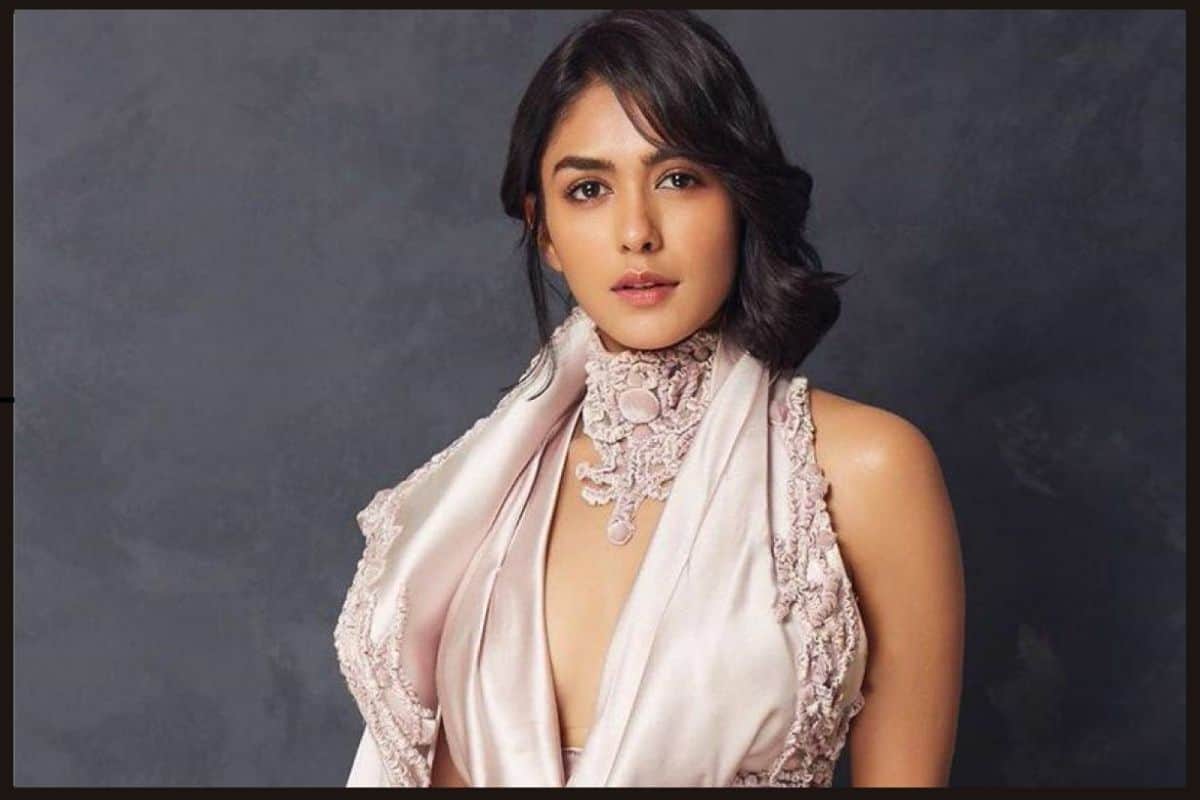 mrunal thakur jersey actress vintage look in 82k black saree