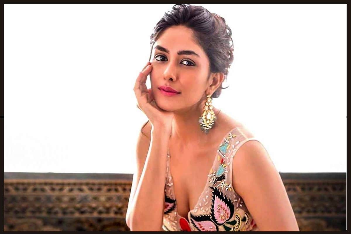 shahid kapoor heroine mrunal thakur white and red floral print saree look regel for new film promotion