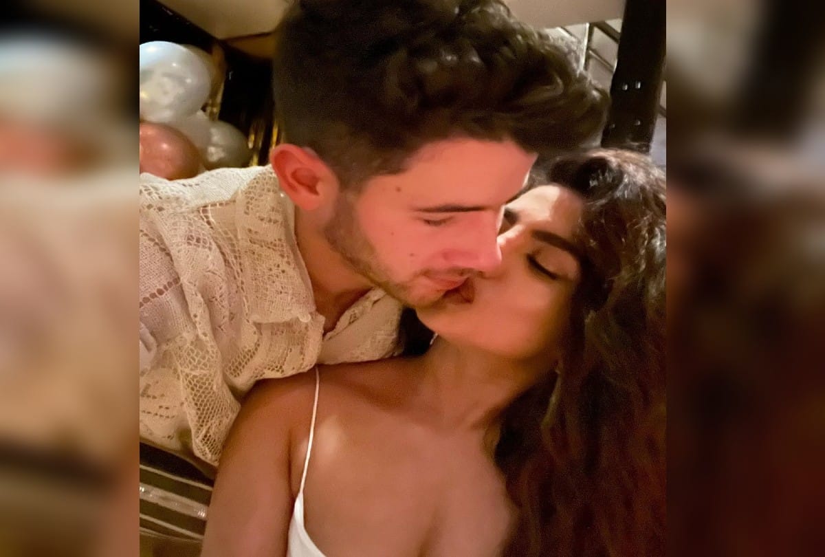 nick jonas priyanka chopra romantic kiss moment on new year 2022 see pics