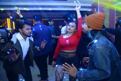 new year 2022: New year was welcomed with full enthusiasm and enthusiasm, people danced fiercely