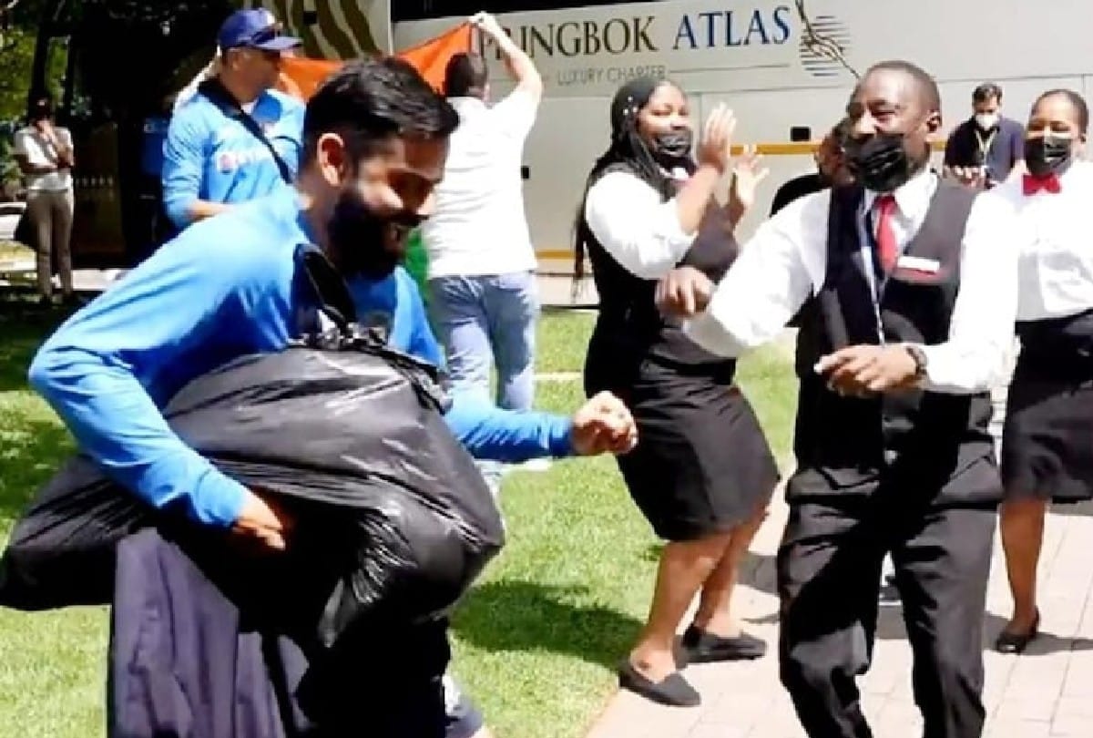 Indian Coach Rahul welcomed team india in Hotel with Dance watch video
