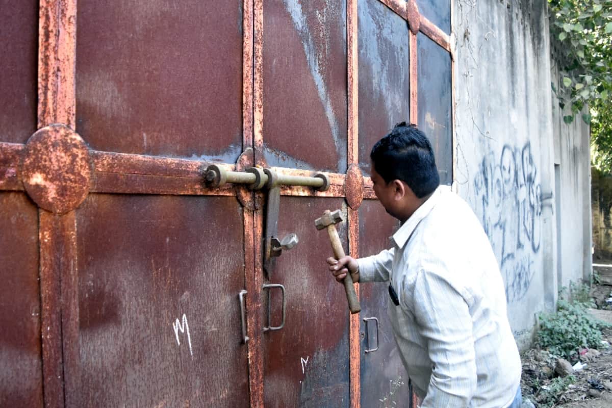 junkies of Sotiganj are getting cut in other districts by stealing vehicles, 15 scraps have been identified