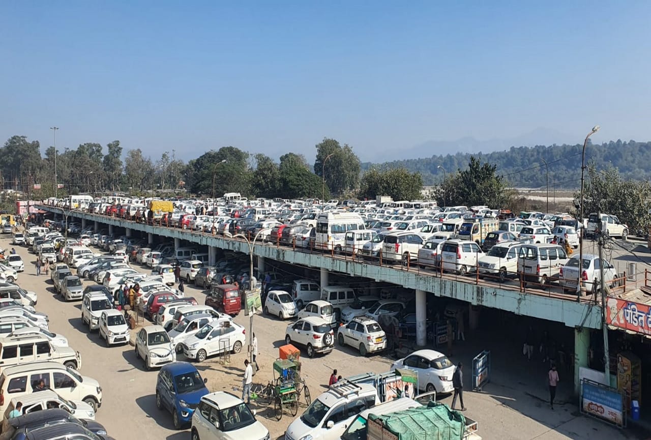 uttarakhand news: Lessons not taken from Vaishno Devi accident, huge crowd gathered in temples on new year first day, see photos