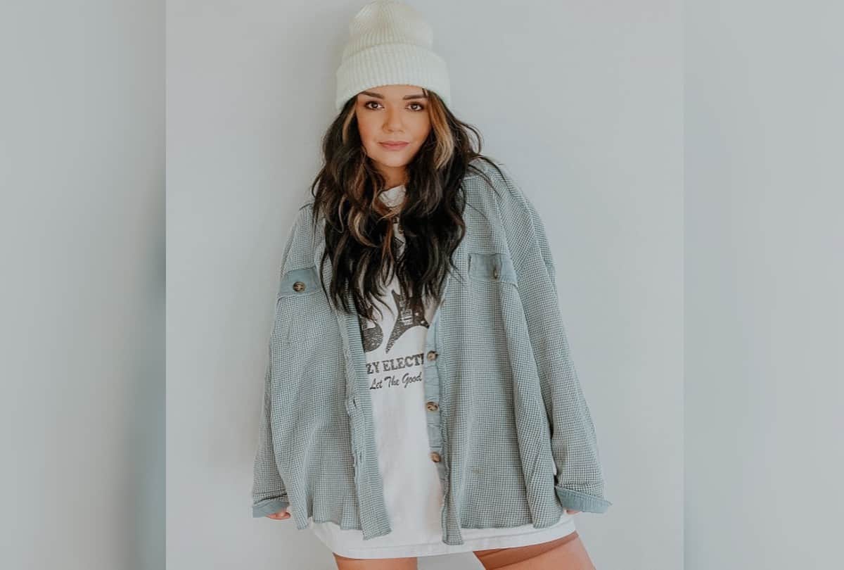 Fashion Tips To Wear men's Clothes As A Woman Styled Herself With Men Shirt T-shirt