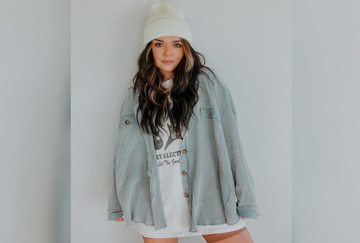Fashion Tips To Wear men's Clothes As A Woman Styled Herself With Men Shirt T-shirt