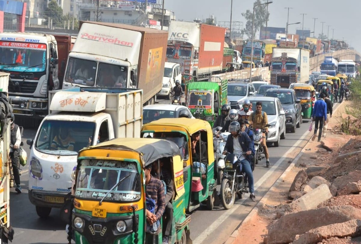 Heavy traffic jam on Delhi Highway in Agra on new year 2022