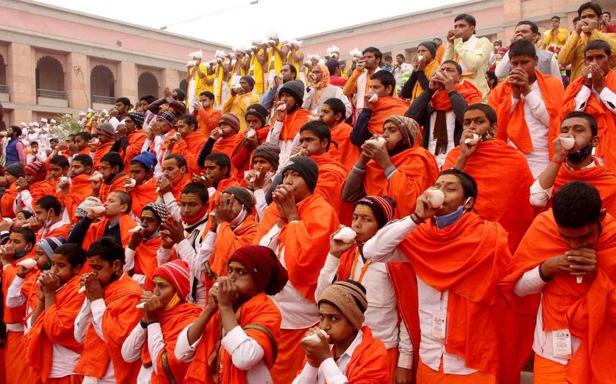 varanasi news year 2022: More than five lakh devotees reached Kashi Vishwanath and Shankhnaad in dham on sound of Damru see photos
