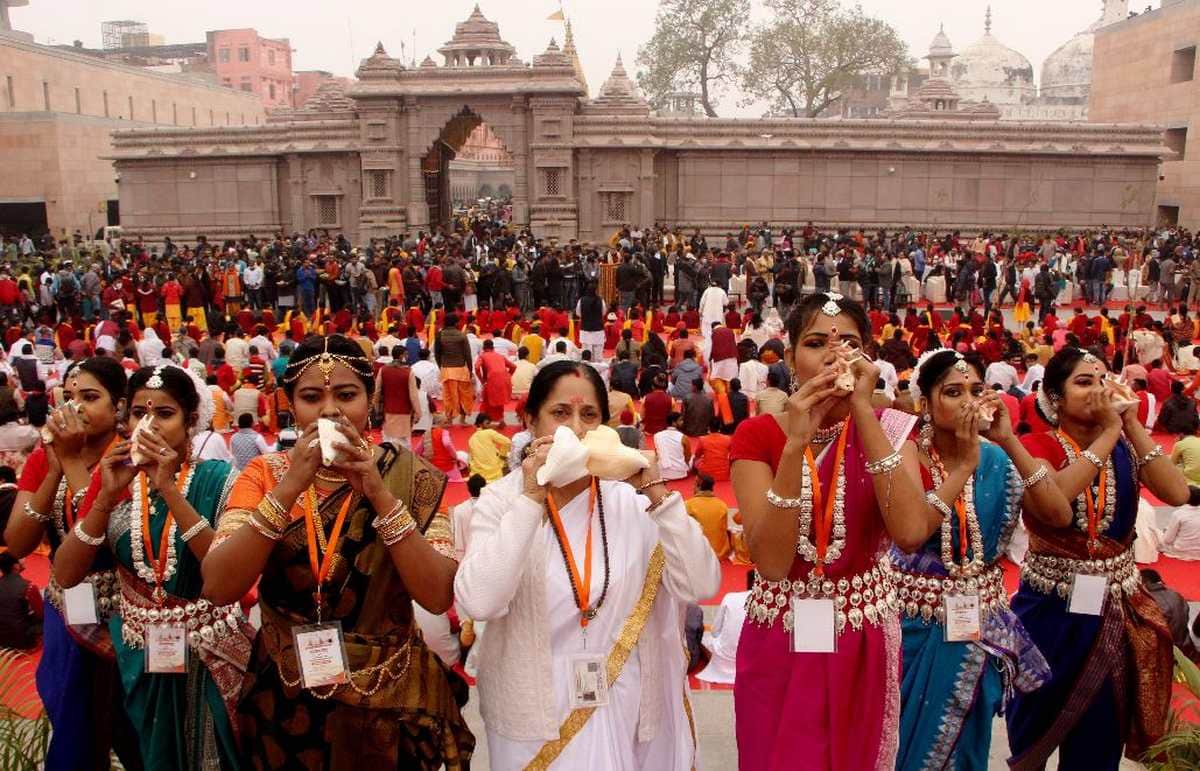 varanasi news year 2022: More than five lakh devotees reached Kashi Vishwanath and Shankhnaad in dham on sound of Damru see photos