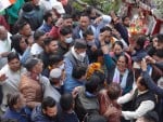 16  रेलवे रोड स्थित एक होटल में पूर्व सीएम हरीश रावत का स्वागत करते कांग्रेस कार्यकर्ता।