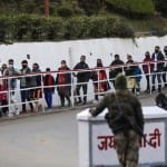 रविवार को वैष्णो देवी में माता के दर्शन करने के लिए लगी कतार।