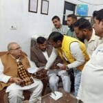 मेघायल के राज्यपाल सत्यपाल मलिक को ज्ञापन देते ग्रामीण।