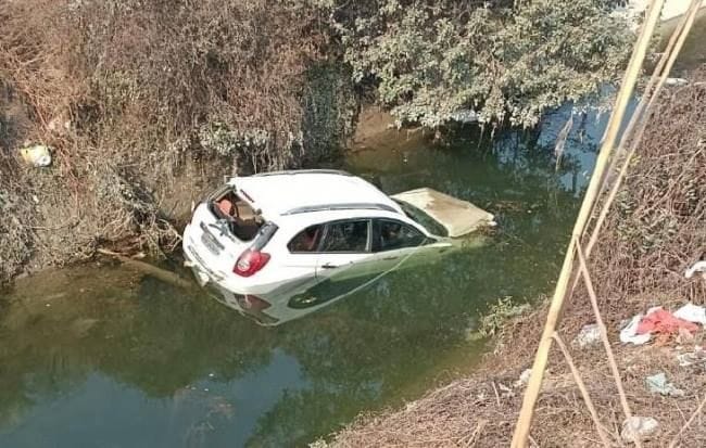 Car fell into JLN canal, four injured